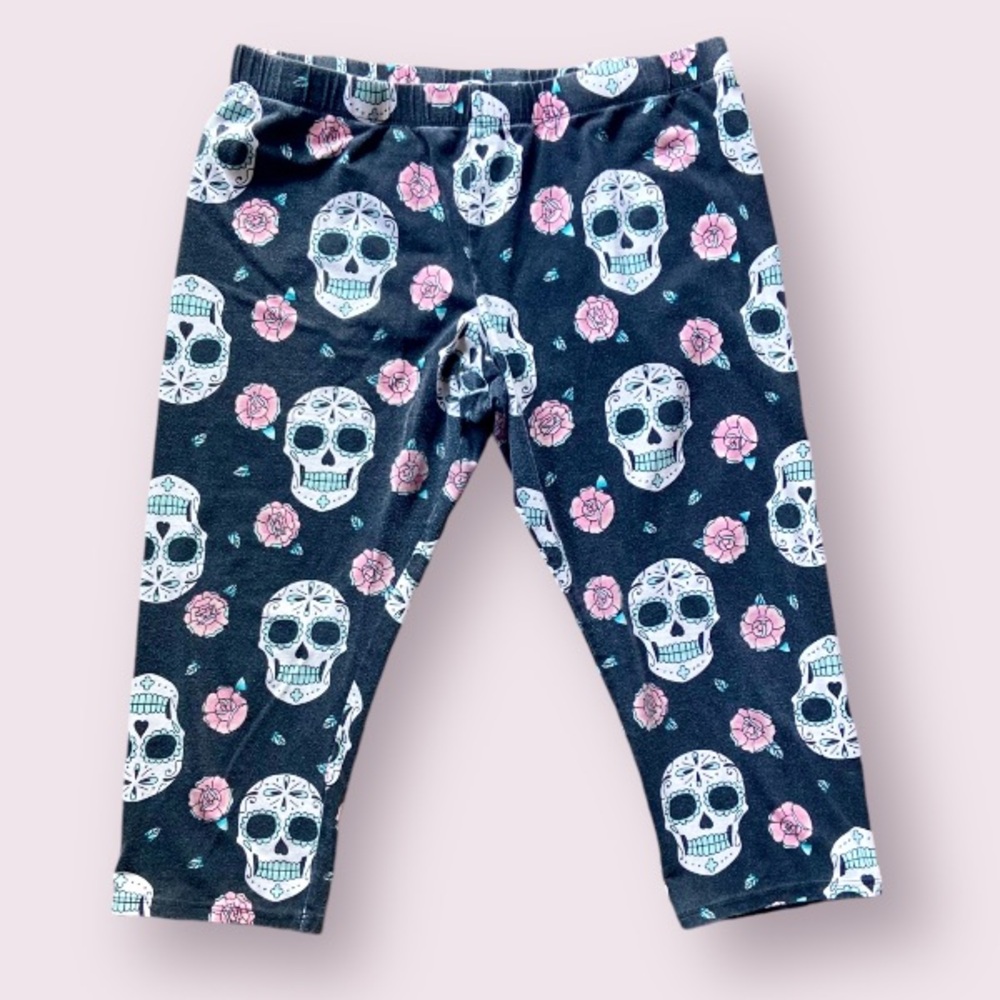 No Boundaries Black Skull and Roses Capri Leggings